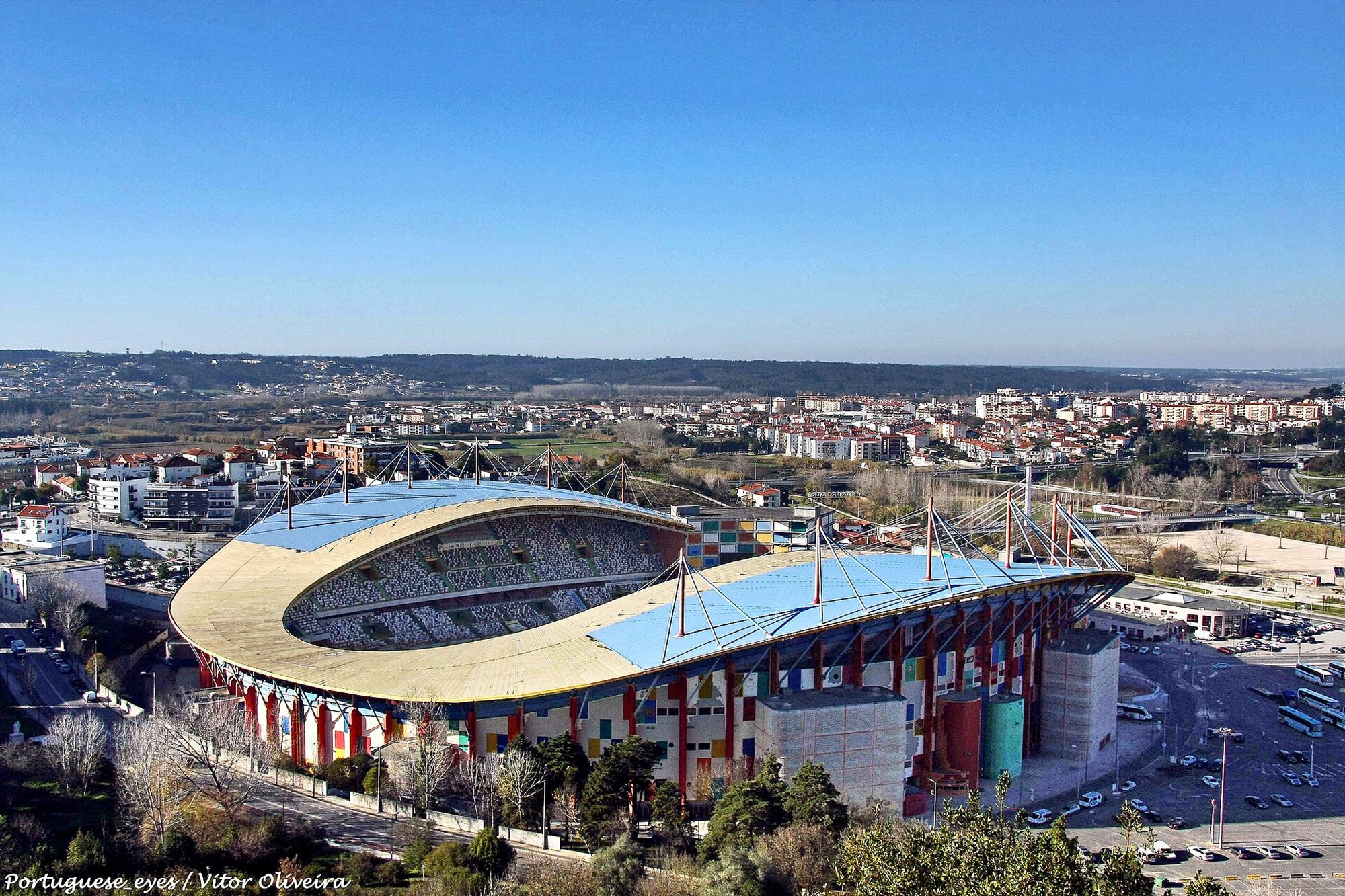 Um estádio municipal visto de cima, com a cobertura em ondas